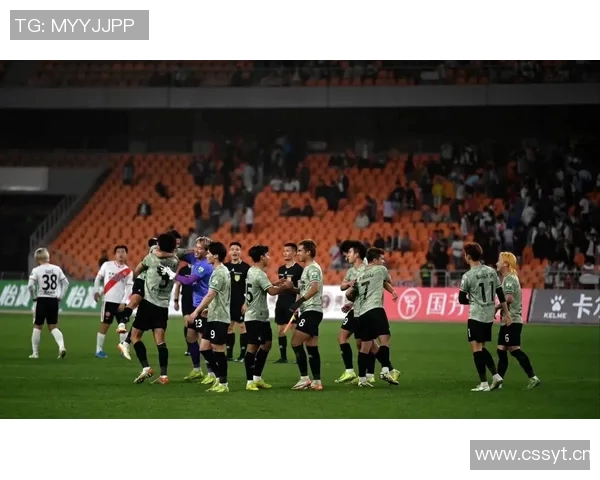 马内因背后犯规被VAR判罚黄牌引发争议球迷热议裁判判决合理性 马内因背后犯规被VAR判罚黄牌引发争议球迷热议裁判判决合理性