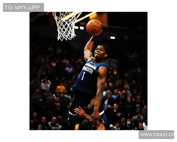 爱德华兹华丽突破拉杆换手上篮精彩得分引爆全场激情