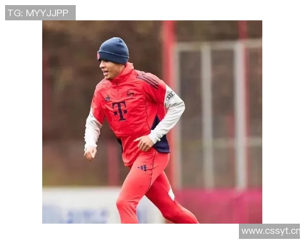 穆西亚拉亲临训练场为队友加油助威并热情签名回馈球迷 穆西亚拉亲临训练场为队友加油助威并热情签名回馈球迷